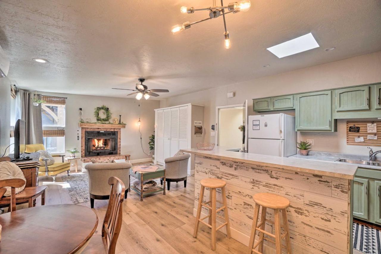 Central Williams Studio With Fireplace On Route 66! Apartment Ngoại thất bức ảnh